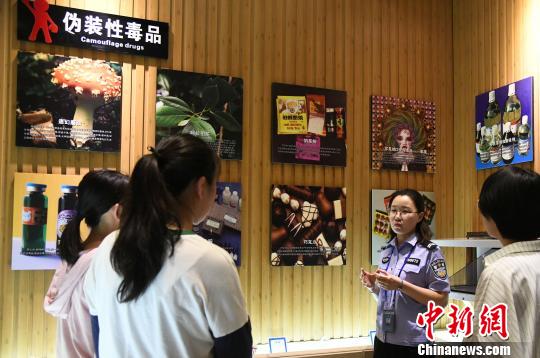 山西省司法行政戒毒系統積極面向社會開展禁毒警示教育。　　　王建軍 攝