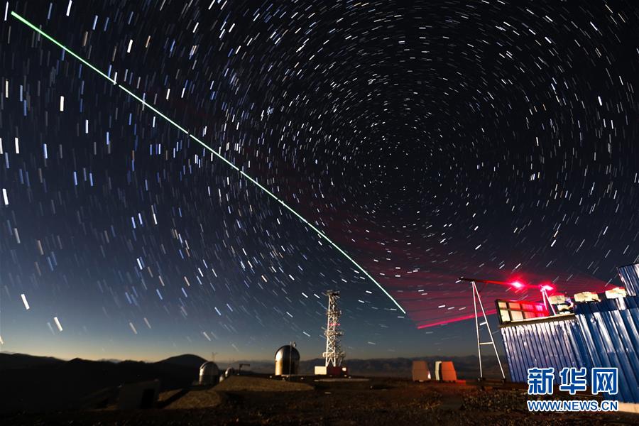 ▲“墨子號”量子科學實驗衛星與阿里量子隱形傳態實驗平臺建立天地鏈路（2016年12月9日攝，合成照片）。新華社記者 金立旺 攝　
